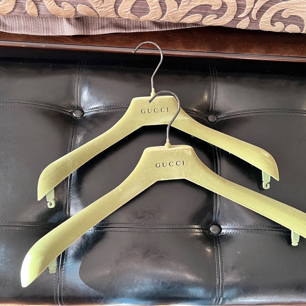 Gucci hangers (felt)